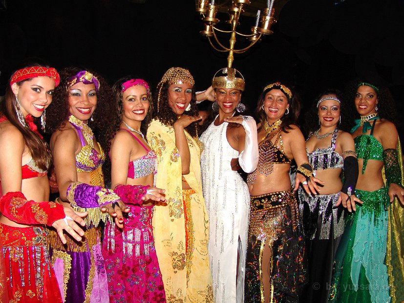 Unter dem Nikolaus Kostüm befinden sich evtl. die Tänzerinnen in „Orientalischen – Bauchtanz – Kostümen“. Mit anschliessender Orient Show